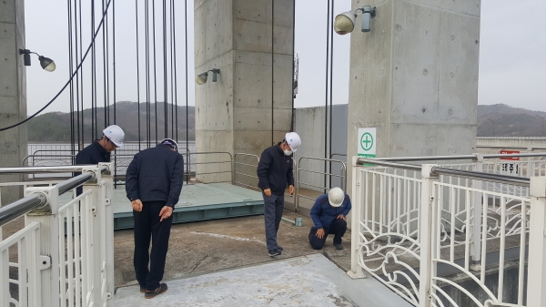 ▲ 관리자가 용담댐 취수탑 점검을 하고 있다. ⓒ 한국수자원공사
