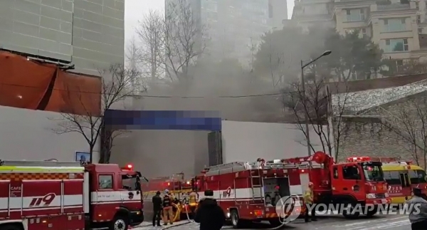 ▲ 서울 신문로 건물 지하주차장에서 불이 나 연기가 나고있다.
