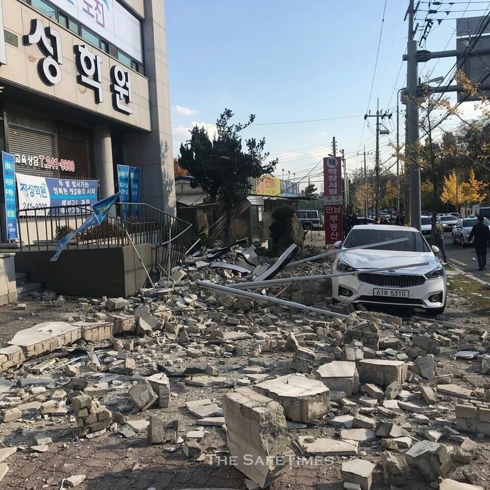 ▲ 지난해 11월 15일 포항 지진으로 일부 건물이 피해를 입은 현장. ⓒ 독자 제공