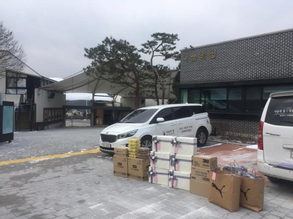 ▲ 방탄소년단 팬클럽이 기증한 방한용품이 가지런히 놓여있다.  ⓒ 나눔의 집