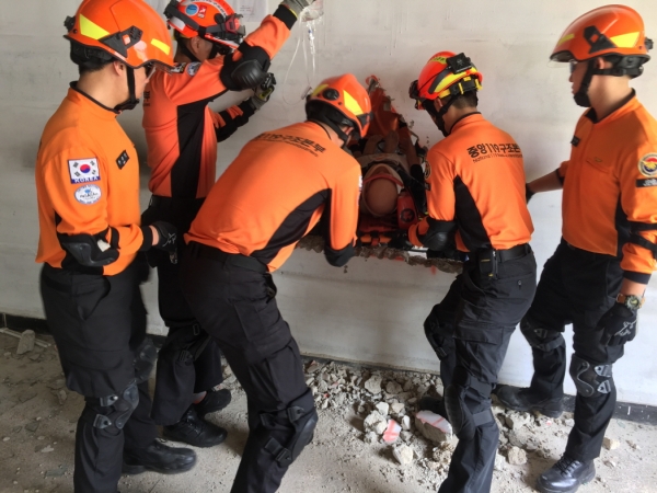 ▲ 구조대원이 붕괴된 건물에서 생존자를 구조하는 훈련을 하고 있다. ⓒ 소방청