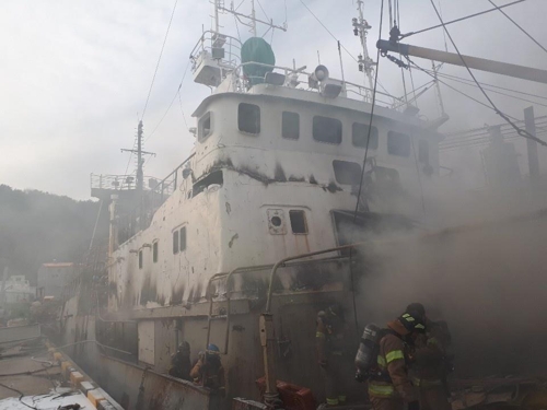 ▲ 26일 오후 부산 사하구 구평방파제에 정박해있던 폐선박에서 화재가 발생해 연기가 치솟고 있다. ⓒ 부산소방안전본부