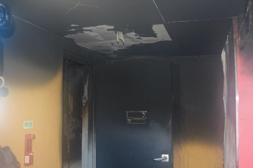 ▲ 구미 마르코모텔에 객실 입구가 2일 발생한 화재로인해 검게 그을려졌다. ⓒ 구미소방서