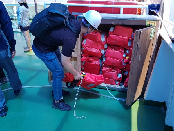 ▲ 국민안전감독관이 여객선 구명조끼함을 점검하고 있다. ⓒ 해양수산부