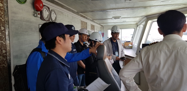 ▲ 국민안전감독관이 여객선을 점검하고 있다. ⓒ 해양수산부