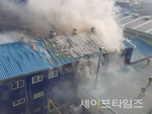 ▲ 15일 인천 남동공단 한성정공에서 화재가 발생해 소방관들이 진화를 하고 있다. ⓒ 인천 공단소방서