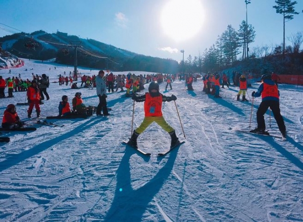 ▲ 지난해 캠프에 참여한 어린이가 스키를 타고 있다. ⓒ 서울시