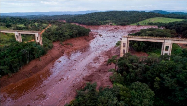 ▲ 지난 25일 브라질 남동부 미나스 제라이스주 광산의 댐 붕괴사고로 다리가 붕괴됐다. ⓒ CNN 홈페이지