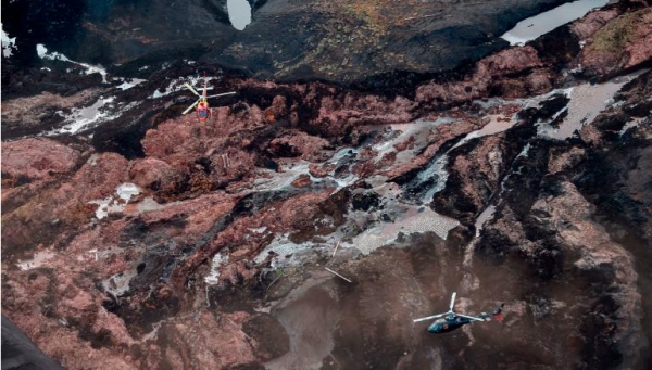 ▲ 지난 25일 브라질 남동부 미나스 제라이스주 광산의 댐 붕괴사고 현장에서 헬리콥터가 실종된 사람들을 찾고 있다. ⓒ CNN 홈페이지
