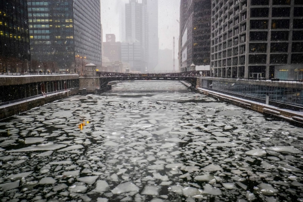 ▲ 아담 스트리트에서 바라본 시카고 강이 얼어있다. ⓒ CNN
