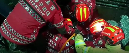 ▲ 소방대원이 사고현장에서 구조활동을 벌이고 있다. ⓒ 인천 서부소방서