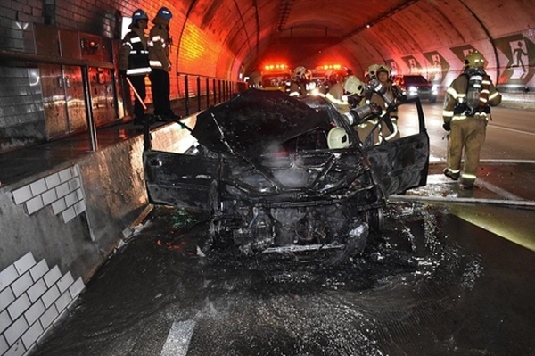 ▲ 5일 오전 국내에서 가장 긴 해저 터널인 인천 북항터널을 지나던 차량에서 불이 나 차량이 전소했다. ⓒ 인천 중부소방서