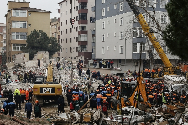 ▲ 지난 6일 터키 이스탄불에서 주거용 건물이 무너져 경찰관, 소방관 등 관계자가 구조활동을 하고있다. ⓒ AP 홈페이지