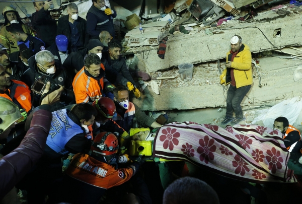 ▲ 지난 6일 터키 이스탄불에서 주거용 건물이 무너진 현장에서 구조된 여성이 들것에 실려나가고 있다. ⓒ AP 홈페이지