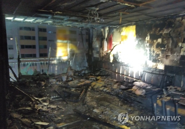 ▲ 10일 오전 2시 7분쯤 전북 익산시의 한 아파트 10층에서 불이 나 주민 68명이 대피했다.