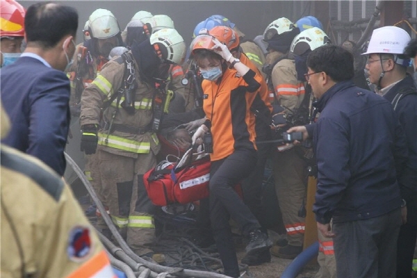 ▲ 119구조대원이 사고현장에서 부상자를 구조하고 있다. ⓒ 소방청