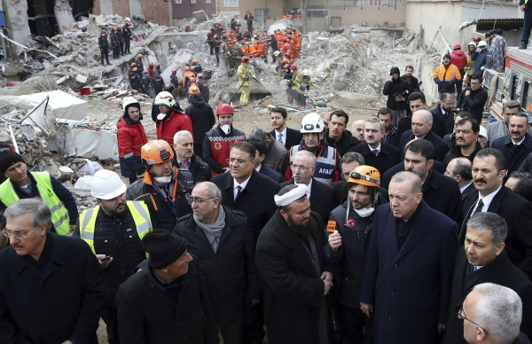 ▲ 9일 레제프 타이프 에르도안 터키 대통령이 이스탄불의 건물 붕괴 현장을 살펴보고 있다. ⓒ AP 홈페이지