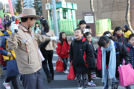 ▲ 학교보안관이 초등학교 앞에서 교통정리 하고 있다. ⓒ 서울시