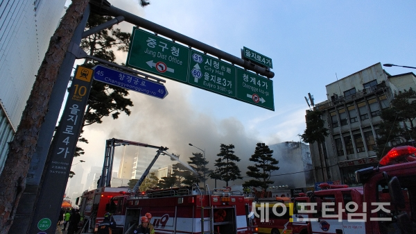 ▲ 14일 오후 화재가 발생한 서울 중구 을지로 4가 인근 철물점 밀집지역에서 소방대원들이 화재진압 작업을 벌이고 있다. ⓒ 정경호 기자