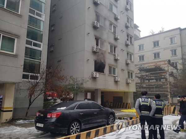 ▲ 19일 오후 12시 17분쯤 충남 천안시 서북구 두정동의 한 오피스텔 2층에서 화재가 발생했다.