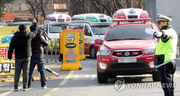 ▲지난 14일 폭발사고로 사상자가 발생한 한화 대전공장에서 119구급차량이 나오고 있다.