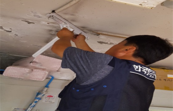 ▲ 점검자가 재난취약가구 전기시설을 교체하고 있다. ⓒ 서울시
