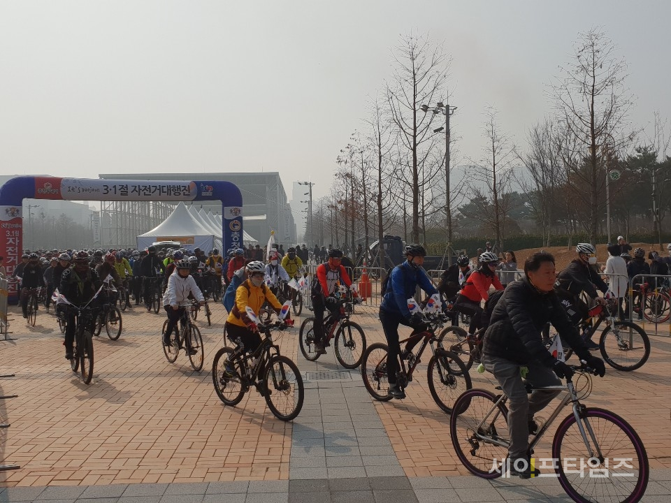 ▲ 대전지역 시민들이 1일 제100주년 3.1절 기념 자전거 퍼레이드를 하고 있다. ⓒ 대전시