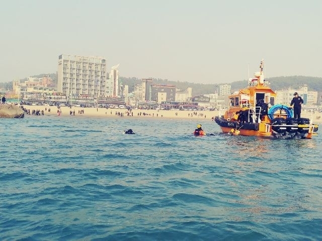 ▲ 1일 인천해양경찰서 구조대원이 을왕리해수욕장 해상에 빠진 승용차를 수색하고 있다. ⓒ 인천해경서