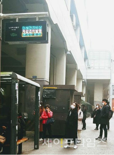 ▲ 수도권 지역에 미세먼지 비상저감조치가 엿새째 이어지고 있는 6일 오전 서울 도시철도 4호선 노원역 앞의 한 버스정류장에서 마스크를 쓴 시민들이 버스를 기다리고 있다. ⓒ 이정형 기자
