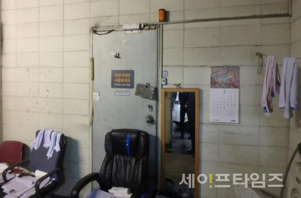 ▲ 서울의 한 대형 판매시설 비상구 문이 폐쇄돼 있다. ⓒ 독자 제공