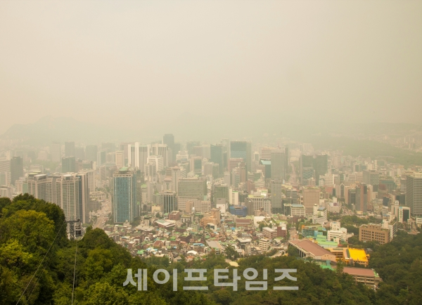 ▲ 서울 중심지가 미세먼지에 가려져 거의 보이지 않고 있다. ⓒ 김덕호 기자