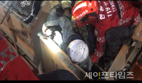▲ 인천 119구조대원이 기계에서 김씨를 구조하고 있다. ⓒ 인천 서부경찰서