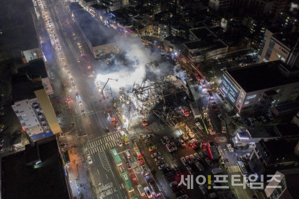 ▲ 서울 은평구 3호선 불광역 인근 모델하우스가 13일 오후 4시 쯤 화재가 발생 2시간여만에 진화 됐다. ⓒ 독자 허창식 제공