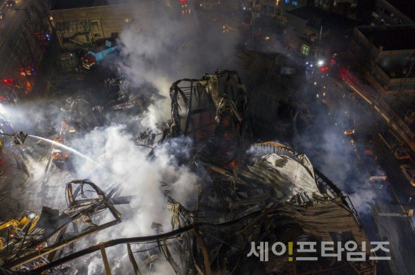 ▲ 서울 은평구 3호선 불광역 인근 모델하우스가 13일 오후 4시 쯤 화재가 발생 2시간여만에 진화 됐다. ⓒ 독자 허창식