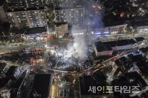▲ 서울 은평구 3호선 불광역 인근 모델하우스가 13일 오후 4시 쯤 화재가 발생 2시간여만에 진화 됐다. ⓒ 독자 허창식