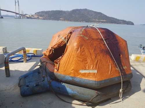 ▲ 내부가 빈 채 발견된 G호 구명뗏목 ⓒ 목포해양경찰서