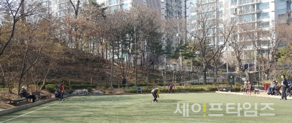 ▲ 지난 17일 서울 동작구 노량진근린공원에서 어르신들이 게이트볼 게임을 즐기고 있다. ⓒ 김희리 기자