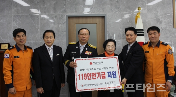 ▲ 박철만 부산진소방서장이 18일 화재피해 주민에게 '119안전기금'을 전달하고 있다. ⓒ 부산진소방서