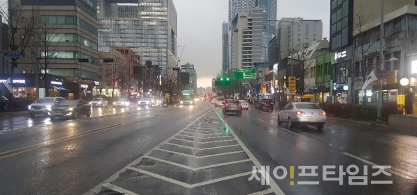 ▲ 지난 15일 서울 용산구  한강로 2가 KT 용산지사 앞 도로가 퇴근길에 비가 내려 도로가 젖어 있다. ⓒ 이상종 기자