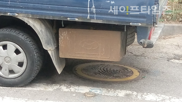 ▲ 19일 서울 도봉구 창동 이면도로에 설치된 지하식 소화전 위에 한 트럭이  불법주차를 하고 있다. ⓒ 원덕영 기자