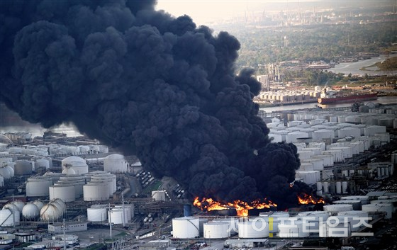 ▲ 텍사스 디어 파크에 있는 인터콘티넨탈 터미널 컴퍼니에서 석유화학 화재로 연기가 치솟고 있다. ⓒ NBC