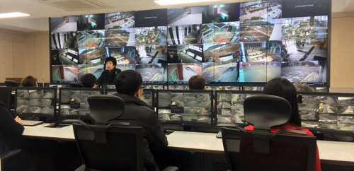 ▲ 통합관제센터 관계자가 CCTV 모니터를 보고 있다. ⓒ 장수군