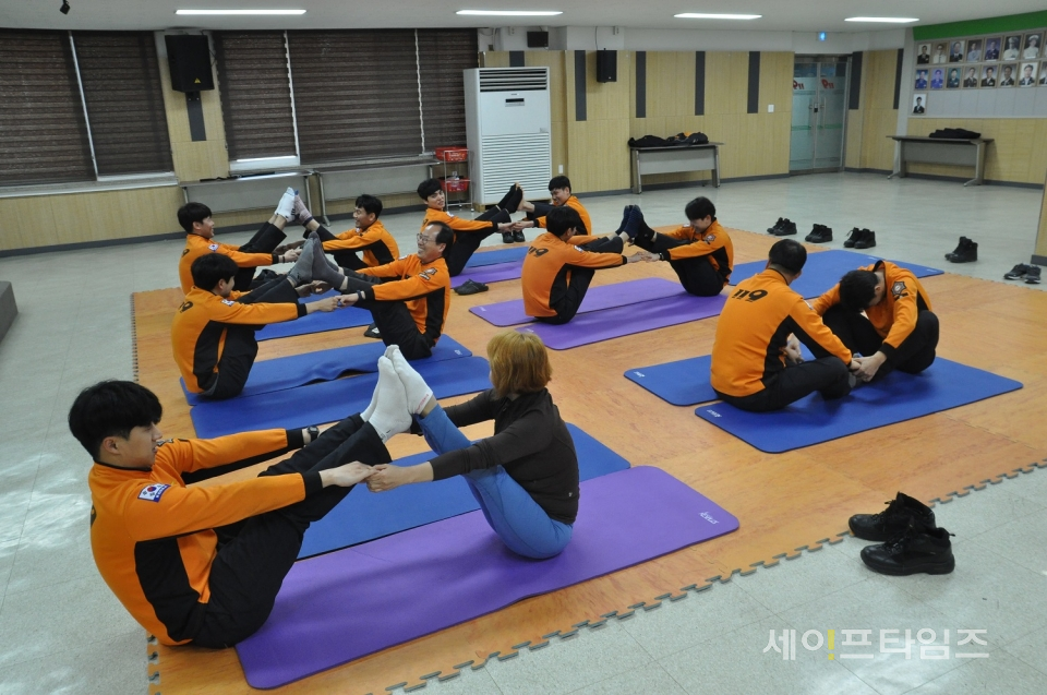 ▲ 대덕소방서 소속 소방 공무원들이 '활력UP' 프로그램에서 요가를 배우고 있다. ⓒ 대전시