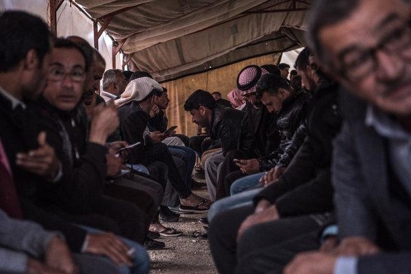 ▲ 23일(현지시간) 모술시 사고 현장 텐트에서 유족들이 소식을 기다리고 있다. ⓒ 뉴욕타임스