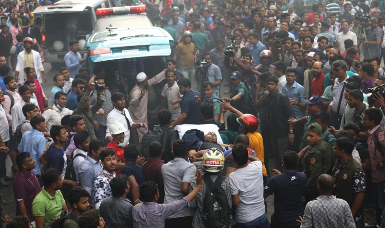 ▲ 방글라데시 다카 화재현장에서 구조된 사람이 구급차로 이송되고 있다. ⓒ 로이터 통신