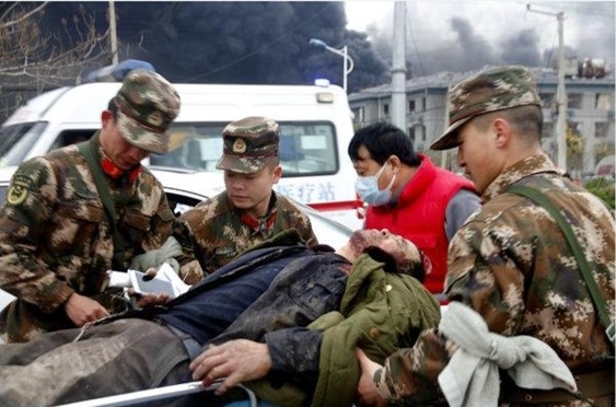 ▲ 21일 중국 장쑤성 화학공업 단지에서 폭발이 발생하자 경찰이 부상을 입은 노동자를 이송하고 있다. ⓒ 로이터통신