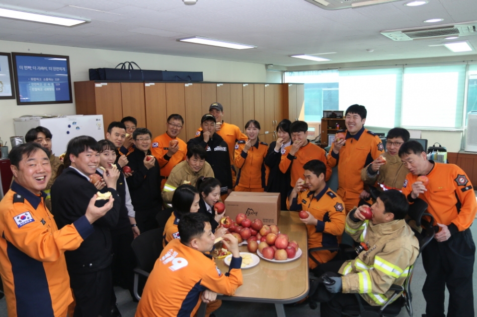 ▲ 경기소방본부 직원들이 2일 이재명 지사가 보낸  사과를 먹고 있다. ⓒ 경기도