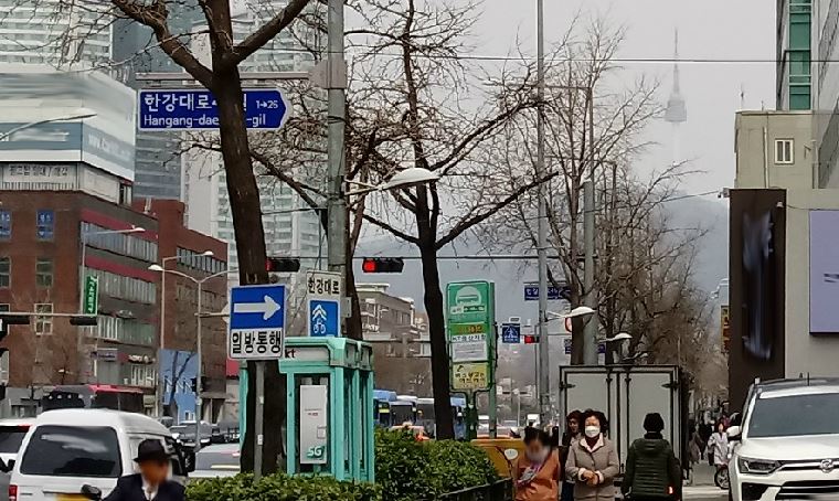 ▲ 지난 27일 미세먼지 나쁨으로 서울 용산구 거리를 걷는 시민들이 마스크를 착용하고 있다. ⓒ 김희리 기자