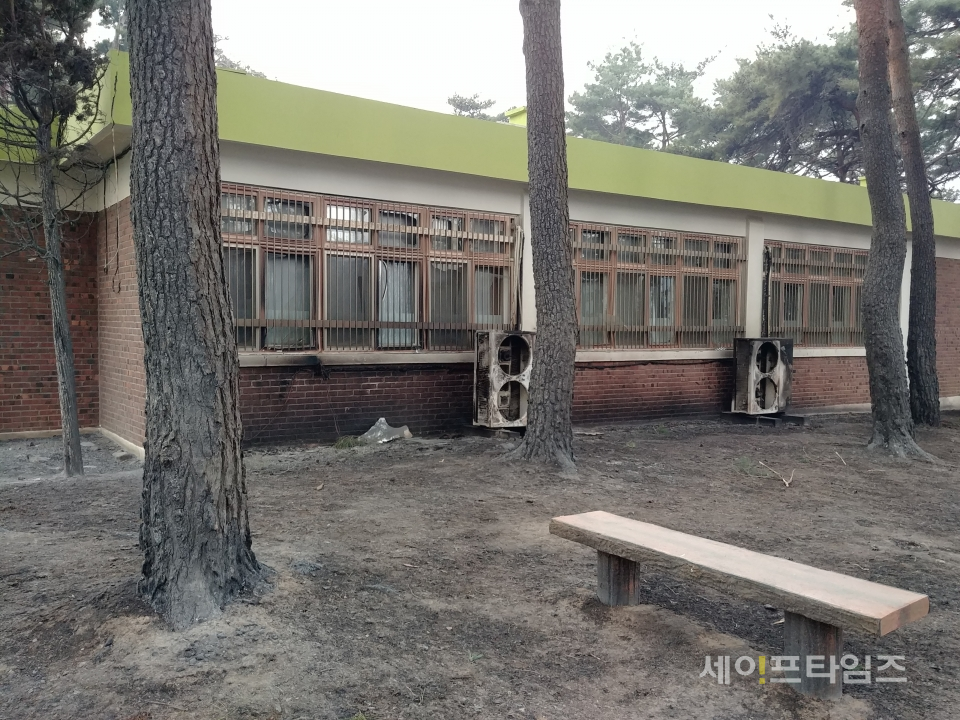 ▲ 강원 강릉시 옥계중학교 도서관 에어콘 실외가 산불화재로 탔다. ⓒ 강원교육청