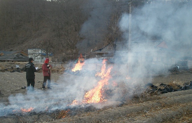 ▲ 산림청 관계자가 밭두렁을 태우는 시민을 지도하고 있다. ⓒ 산림청